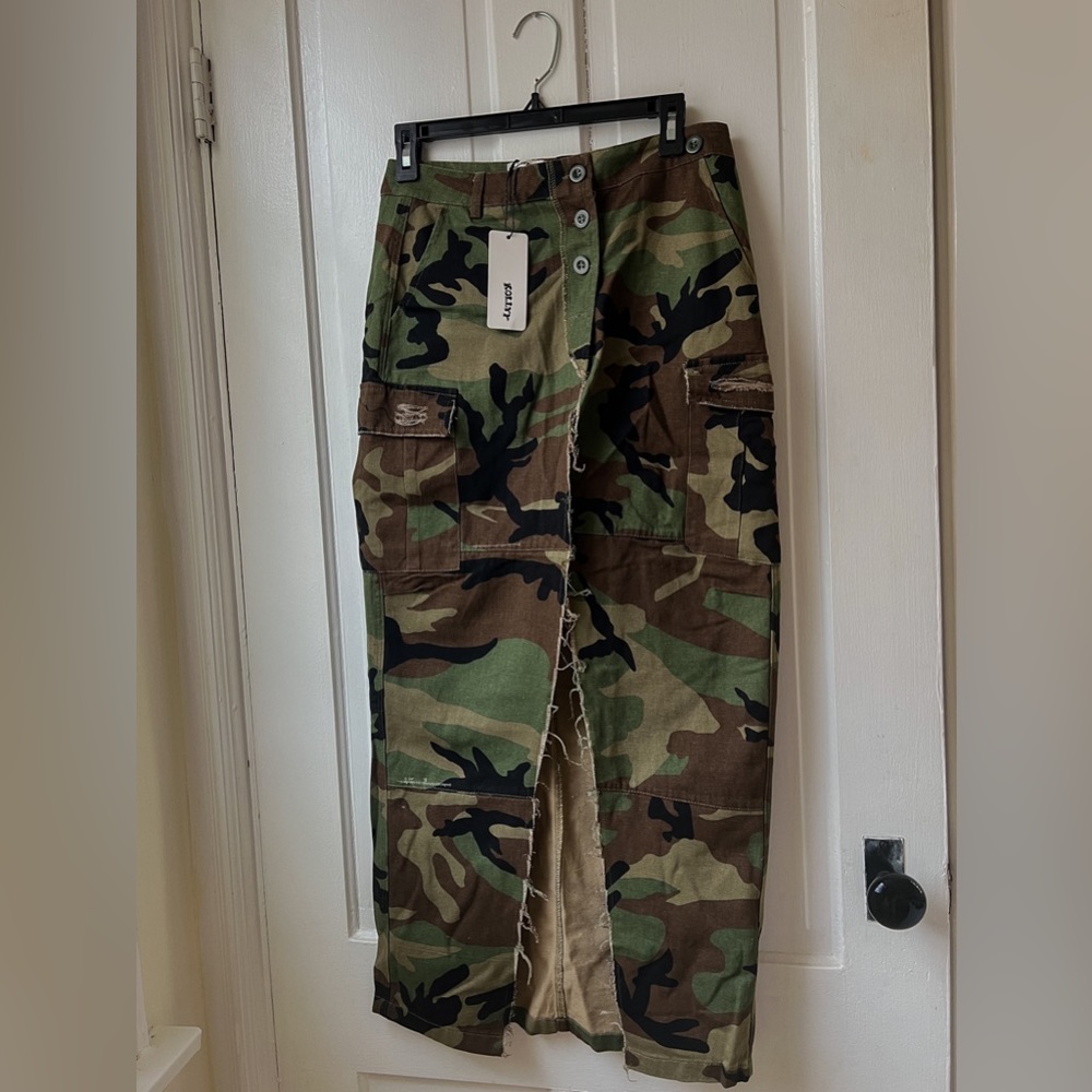 UNWORN KOLLY Camo Slit Skirt.